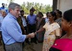 Wolfowitz (tv.) besøgte for nyligt overlevende efter flodbølgen i Sri Lanka. - Foto: AP 