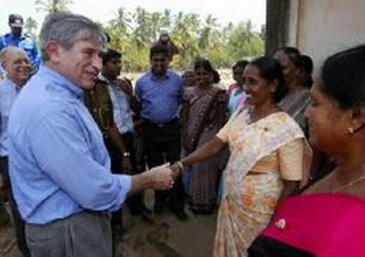 Wolfowitz (tv.) besøgte for nyligt overlevende efter flodbølgen i Sri Lanka. - Foto: AP 