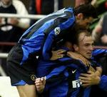 Inters Esteban Cambiasso jubler med holdkammeraterne efter sin scoring. - Foto: AP 