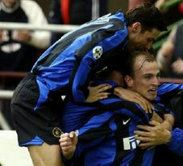 Inters Esteban Cambiasso jubler med holdkammeraterne efter sin scoring. - Foto: AP 