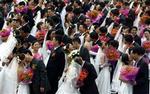 Hundredvis af kinesiske par bliver gift under en ceremoni i Beijing. - Arkivfoto: AP 