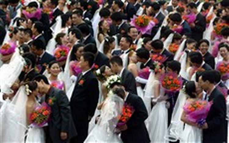 Hundredvis af kinesiske par bliver gift under en ceremoni i Beijing. - Arkivfoto: AP 