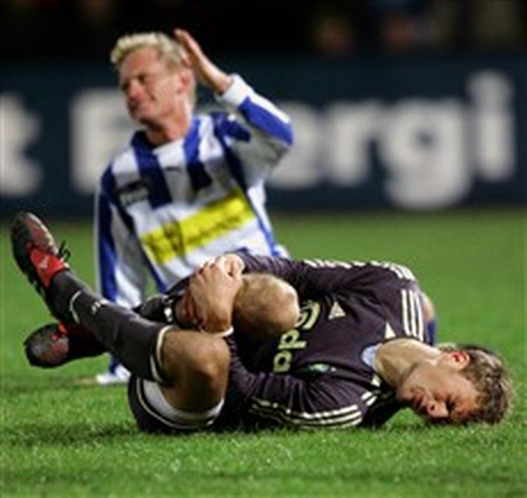 Esbjergs Anders Møller Christensen har nedlagt Brøndbys Morten Skoubo. - Foto: Lars Poulsen 
