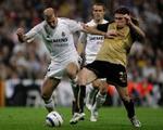 Real Madrids Zinedine Zidan i nærkamp med Miguel Angel fra Malaga. - Foto: AP 
