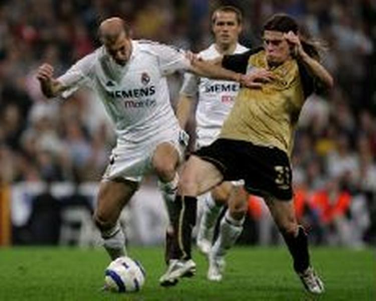 Real Madrids Zinedine Zidan i nærkamp med Miguel Angel fra Malaga. - Foto: AP 