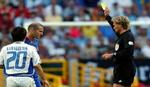 Zinedine Zidane modtager et gult kort af den nu forhenværende dommer Anders Frisk. - Foto: AP 