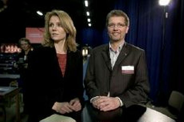 Stemmesedler er i disse dage på vej ud til samtlige socialdemokrater i landet. 12. april står det klart om partiets næste formand er Frank Jensen eller Helle Thorning-Schmidt. - Foto: Jens Dresling 