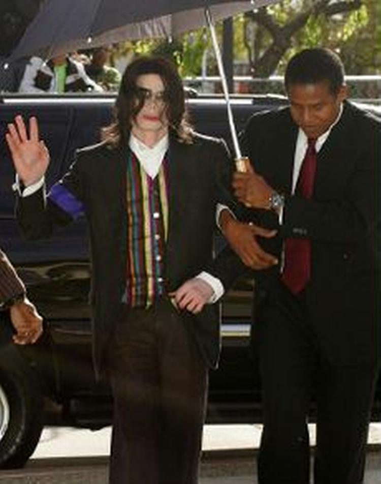 Michael Jackson mødte op til retten i svækket tilstand og fik lov til at gå. - Foto: AP 