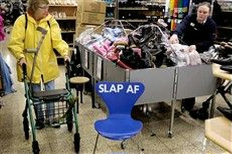 Slap af-stolen er til kunderne, og Kvickly-ansat Maria Hansen kan også godt klare skotjansen uden pusterum, især efter at muzakken er slukket.   Foto: Peter Hove Olesen 
