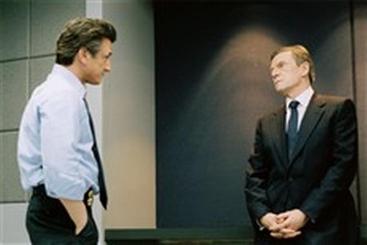 Sean Penn (tv.) spiller sammen med Jesper Christensen i Pollacks nye film.   Foto fra filmen 
