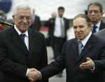 Palæstinensernes præsident Mahmoud Abbas bydes velkommen af topmødets vært: Algeriets præsident Bouteflika. - Foto: AP 