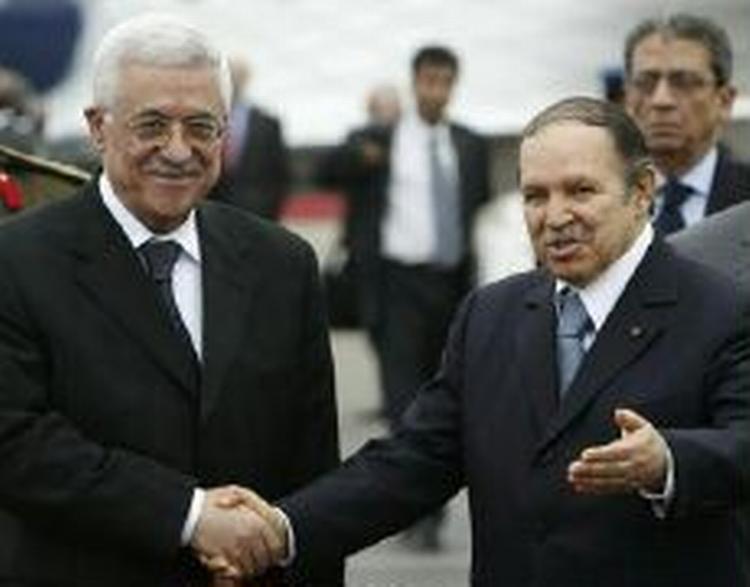 Palæstinensernes præsident Mahmoud Abbas bydes velkommen af topmødets vært: Algeriets præsident Bouteflika. - Foto: AP 