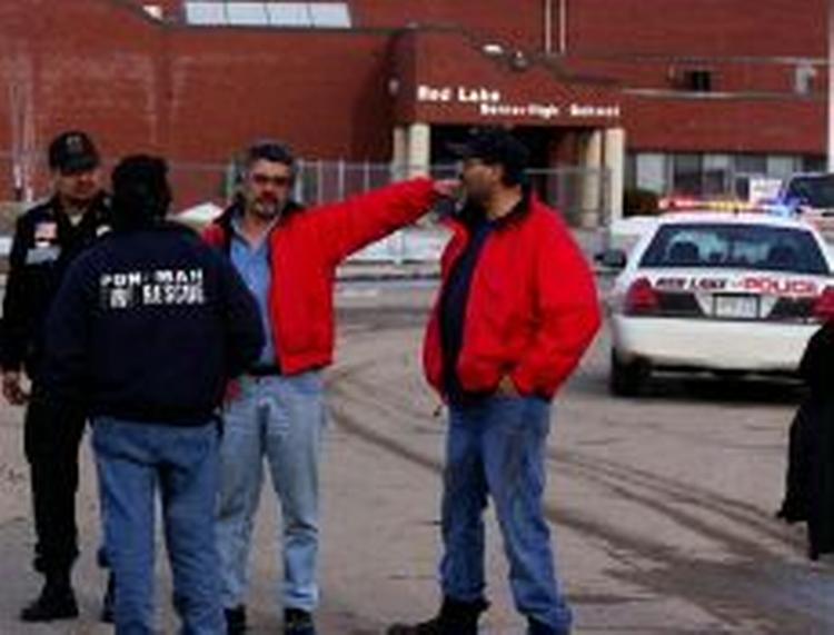 Politifolk fra forbundspolitiet FBI afspærrede straks efter skyderiet Red Lake High Scool. - Foto: AP 