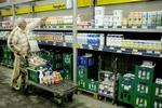 En kunde køber mælkeprodukter i Metro Cash &amp;amp; Carry i København. - Foto: Thomas Borberg 