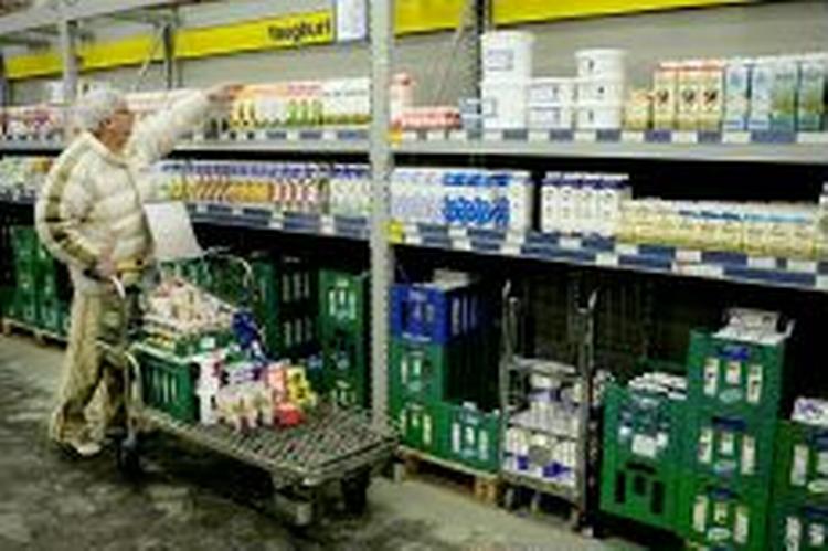 En kunde køber mælkeprodukter i Metro Cash &amp;amp; Carry i København. - Foto: Thomas Borberg 