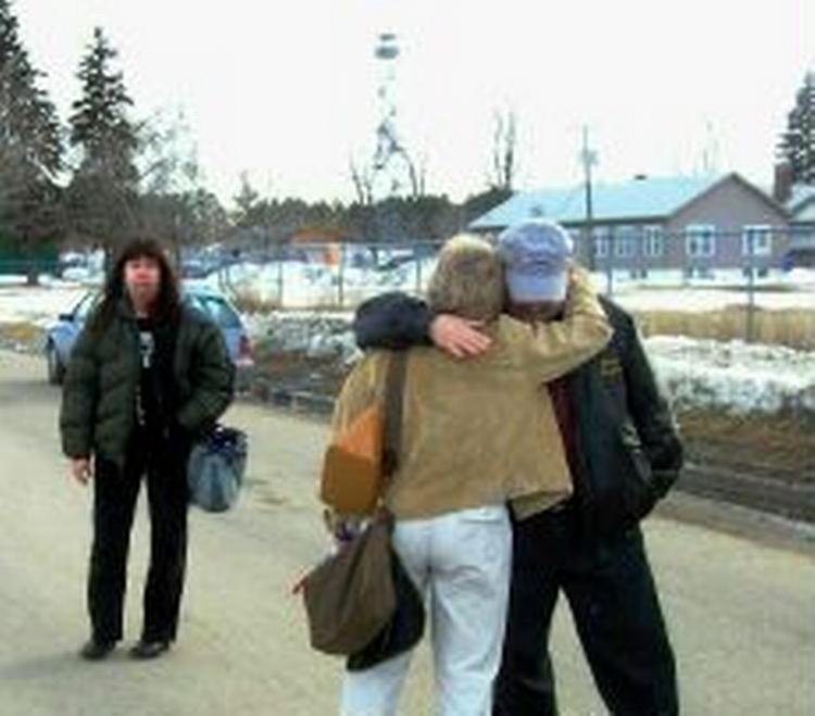 Chokerede pårørerende samles uden for byens hospital. - Foto: AP 