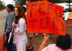 Demonstranter fylder gaderne uden for retsbygningen i Tampa. - Foto: AP 
