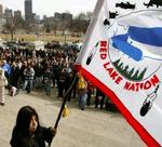 Red Lake-indianere fra stammen Ojibwa - også kendt som Chippewa - sørger over drabene i Minnesotas hovedstad St. Paul. - Foto: AP 
