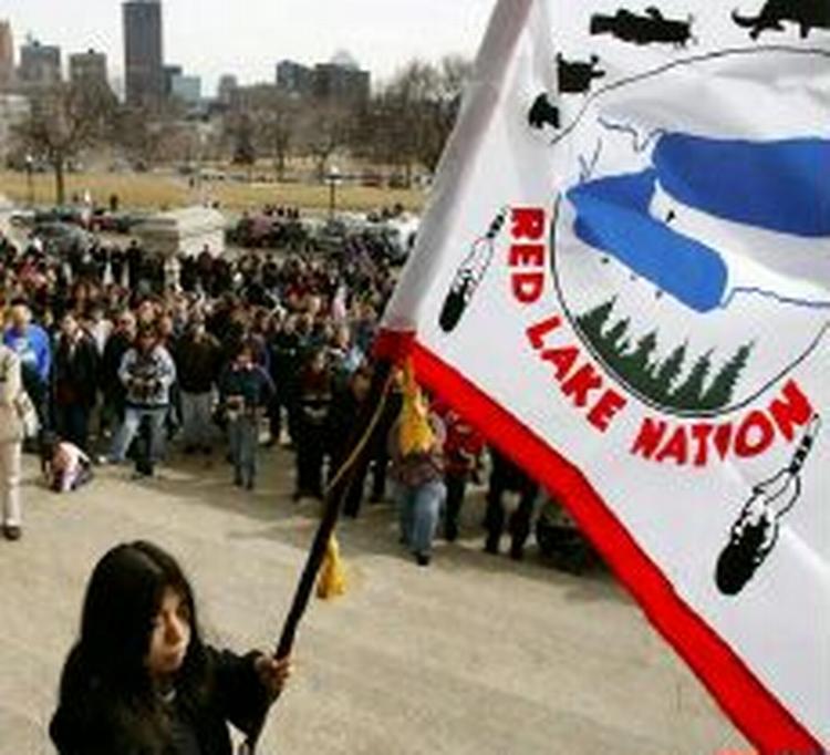 Red Lake-indianere fra stammen Ojibwa - også kendt som Chippewa - sørger over drabene i Minnesotas hovedstad St. Paul. - Foto: AP 