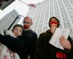 Der bliver demonstreret og bedt udenfor retten i Atlanta, der har behandlet forældrene til den hjerneskadede Terri Schiavos appel. - Foto: AP 