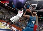 Den bomstærke, to meter høje forsvarsspiller virker uovervindelig, men et lille 1-2-spil senere og et lay-up med ryggen til er bolden i nettet.  ESPN NBA 2K5  er basketball bedre end  NBA Live 