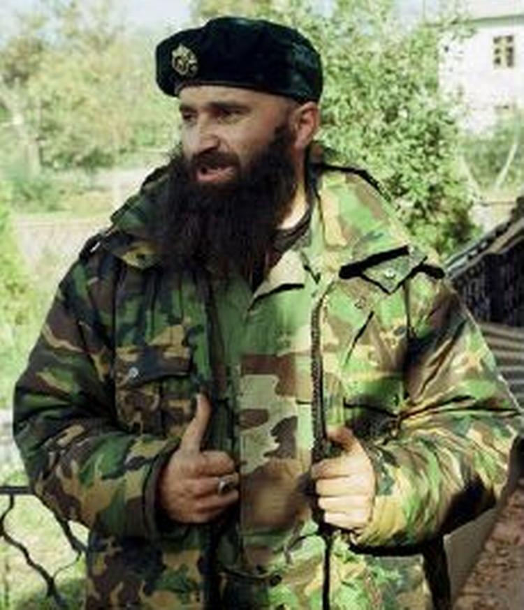 Et interview med Sjamil Basajev, der menes at stå bag flere terrorangreb, har vakt russisk vrede. - Arkivfoto: AP 