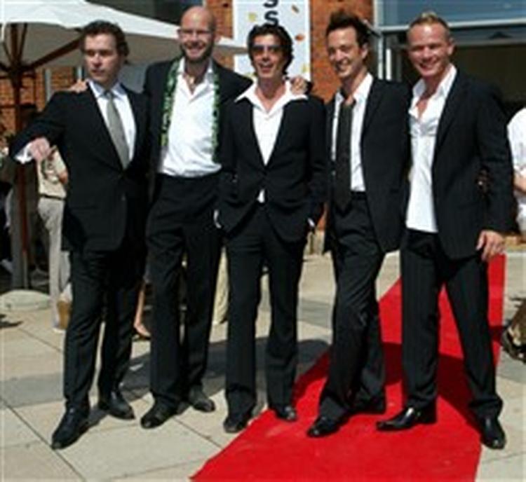 TV3 har succes  De Fantastiske 5 , med fem bøsser i centrum. Bill Holmberg(tv.) ordinerer takt og tone, Michael Holm finder tøj, René Fris styler, Jesper Gadegaard ordner boligen og Morten Skærved maden.   Arkivfoto: Mads Winther 