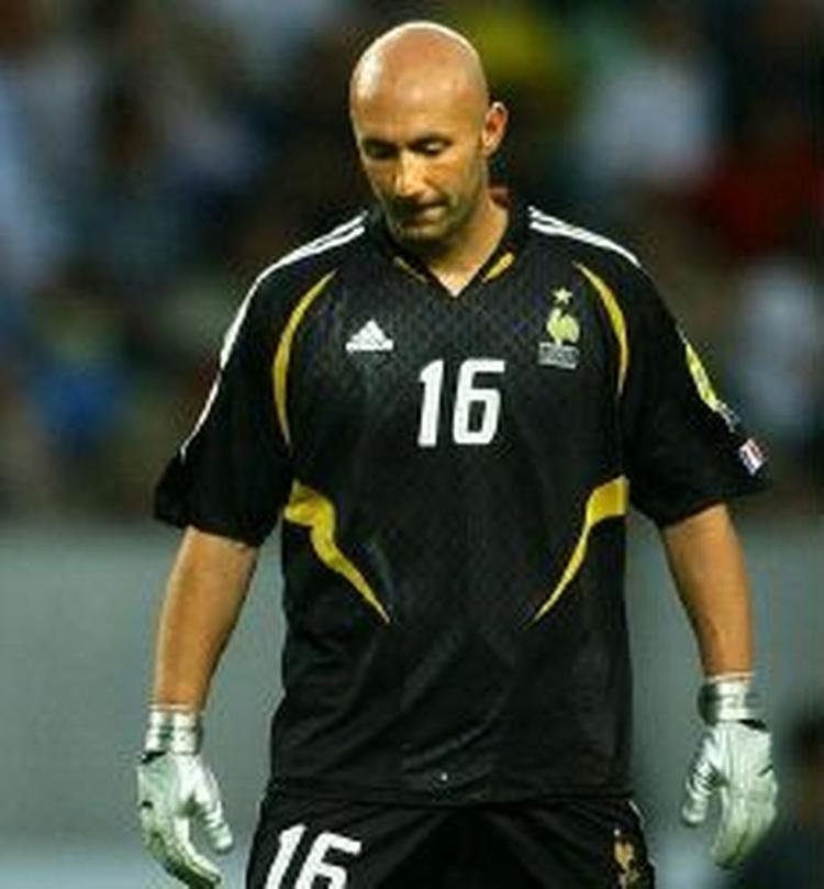 Barthez i aktion for Frankrig i en landskamp mod Kroatien. - Arkivfoto: AP 