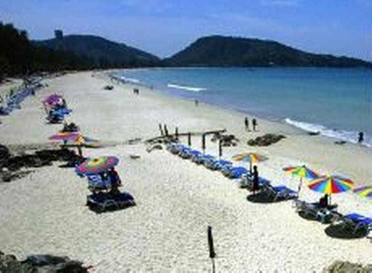 Turisterne er atter begyndt at fylde strandene i Phuket, Thailand. - Foto: AP 