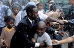 Derfor kan tusindvis af tutsibørn takke Paul Rusesabagine (Don Cheadle) for, at de er i live i dag. 