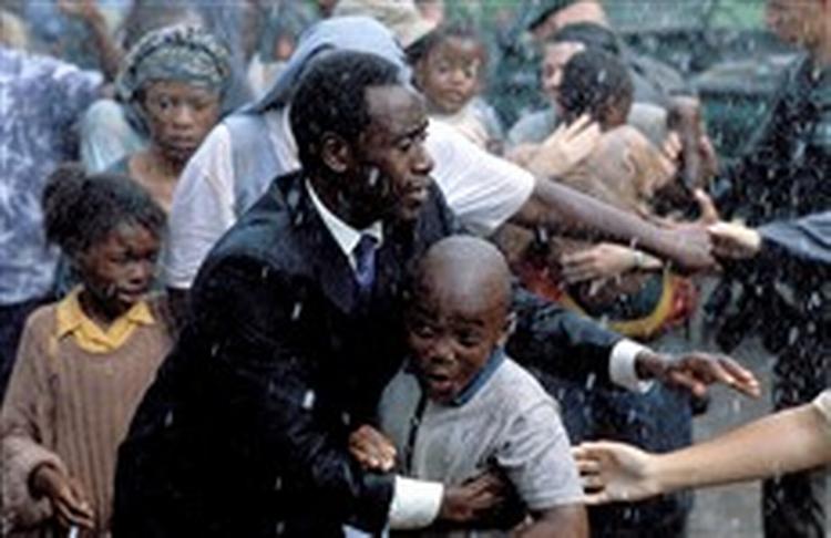 Derfor kan tusindvis af tutsibørn takke Paul Rusesabagine (Don Cheadle) for, at de er i live i dag. 