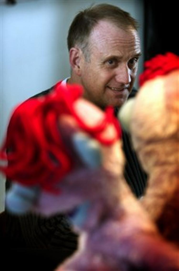 DSB's reklame med Søren Pilmark og dukken Harry har kostet dyrt, men den virker. - Arkivfoto: Claus Lunde 
