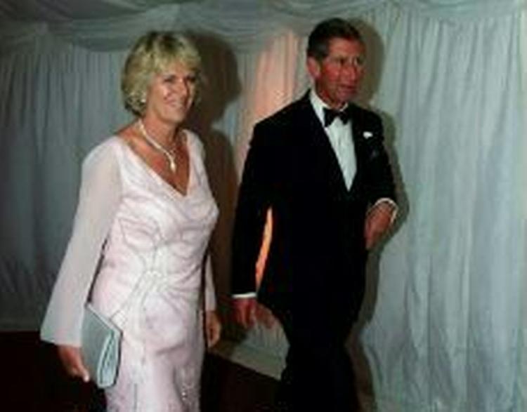 Det går ned af bakke med seertallene til royale begivenheder i England. Hele 67 procent siger, at de sandsynligvis ikke vil følge brylluppet mellem Prins Charles og Camilla Parker Bowles på fjernsynet. - Arkivfoto: AP 