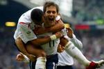 Englands Joe Cole fejrer åbningsmålet i kampen mod Nordirland sammen med Ashley Cole (på ryggen). - Foto: AP 