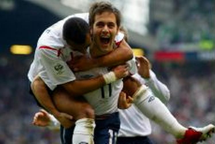 Englands Joe Cole fejrer åbningsmålet i kampen mod Nordirland sammen med Ashley Cole (på ryggen). - Foto: AP 