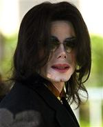 Michael Jackson iscenesætter sin egen forestilling til og fra retten. - Foto: AP 