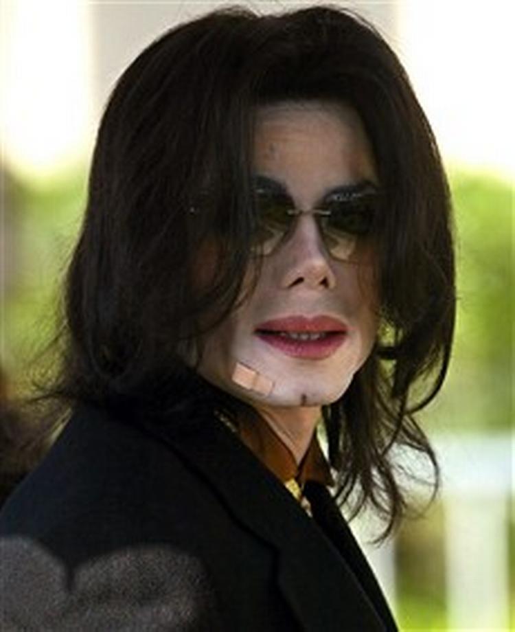 Michael Jackson iscenesætter sin egen forestilling til og fra retten. - Foto: AP 