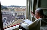 Paven måtte nøjes med at give de troende en tavs velsignelse påske søndag. Fotoet er offentliggjort af Vatikanets avis Osservatore Romano, her taget fra AP 