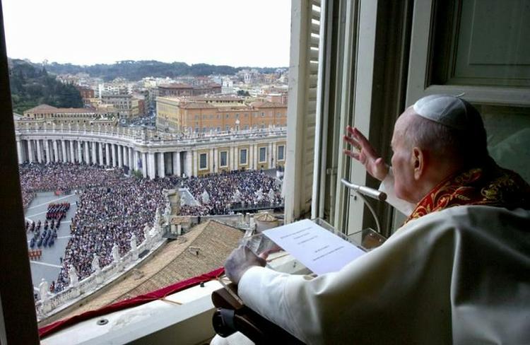 Paven måtte nøjes med at give de troende en tavs velsignelse påske søndag. Fotoet er offentliggjort af Vatikanets avis Osservatore Romano, her taget fra AP 