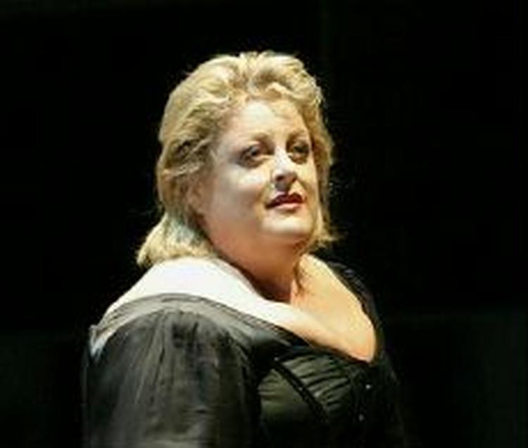 Den amerikanske sopran Deborah Voigt her som Isolde i Wagners 'Tristan og Isolde' i en opsætning i Wien i 2003. - Foto: AP 