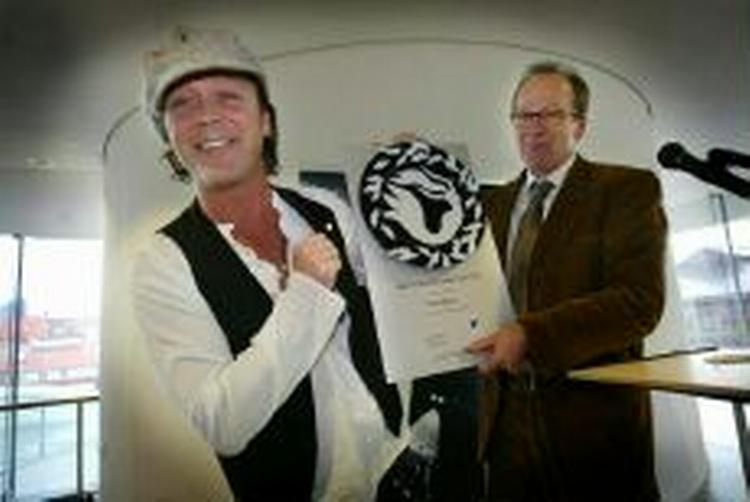 Her overrækker generalsekretær Lars Seeberg musikeren Thomas Helmig til H.C. Andersen-ambassadør. - Foto: Morten Overgaard 