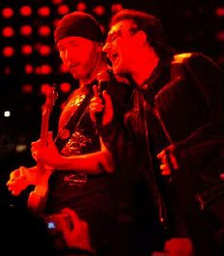 Bono og co. spillede mange gamle sange i San Diego. - Foto: AP 