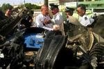 Irakisk politi undersøger stedet i Kirkuk, hvor en bilbombe eskploderede og dræbte en og sårede adskillige. - Foto: AP 