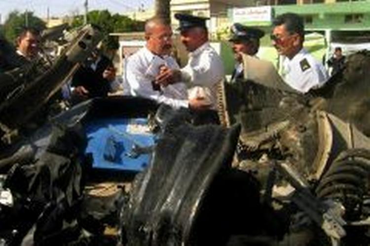 Irakisk politi undersøger stedet i Kirkuk, hvor en bilbombe eskploderede og dræbte en og sårede adskillige. - Foto: AP 