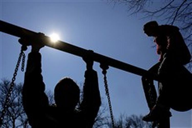 Legepladsen bag kirken i Ringsted er fast rygested efter skoletid for fem knægte fra 7. klasse. Men de ryger kun Prince og Cecil.   Foto: Peter Hove Olesen 