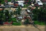 Den indonesiske ø Nias blev hårdt ramt af jordskælvet, og mange bygninger brast sammen. - Foto: AP 