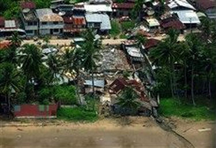 Den indonesiske ø Nias blev hårdt ramt af jordskælvet, og mange bygninger brast sammen. - Foto: AP 