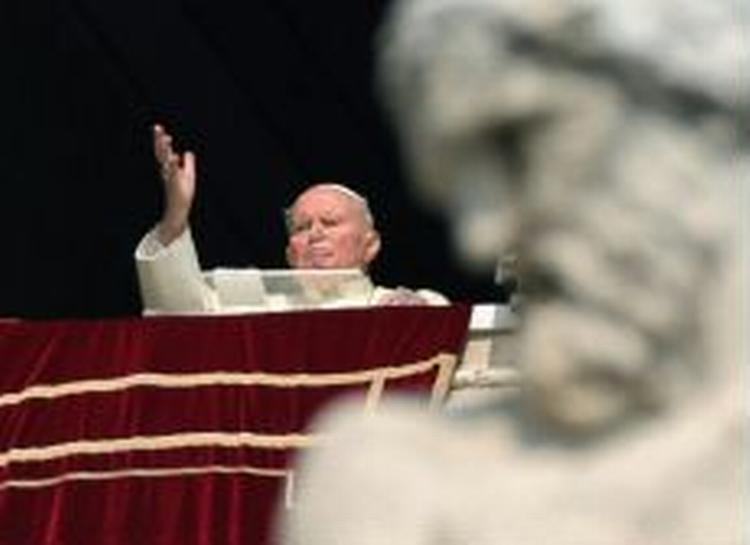 Pave Johannes Paul II kunne heller ikke i dag tale til de fremmødte på Peterspladsen i Rom. - Foto: AP 