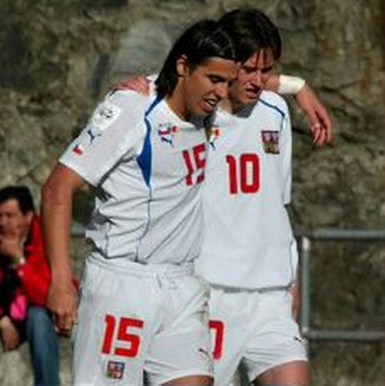 Glade tjekkiske stjerner - Milan Baros og Tomas Rosicky - jubler efter sejren. - Foto: AP 