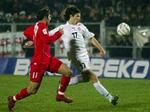 Tyrkernes Hamit Altintop (tv.) udfordrer Levan Kobiashvili fra Georgien. - Foto: AP 